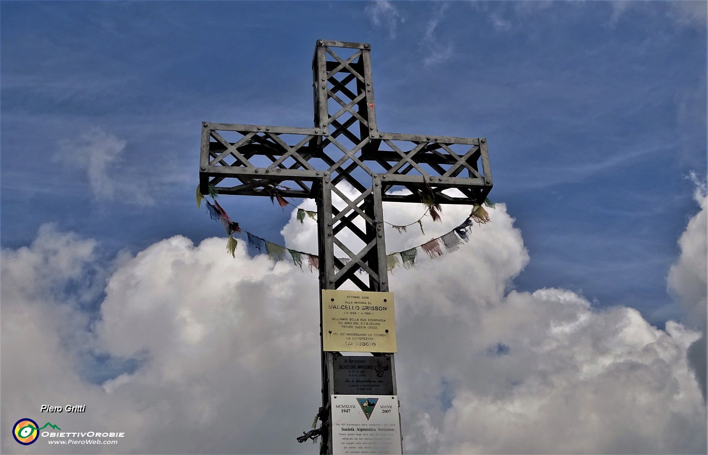 68 La croce di vetta del Monte Alben (2020 m).JPG
